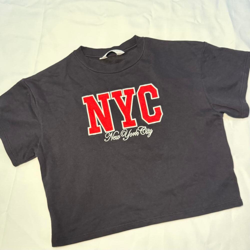 H&M Teen 12-14 black/dark grey cropped tee with NYC New York City embroidery